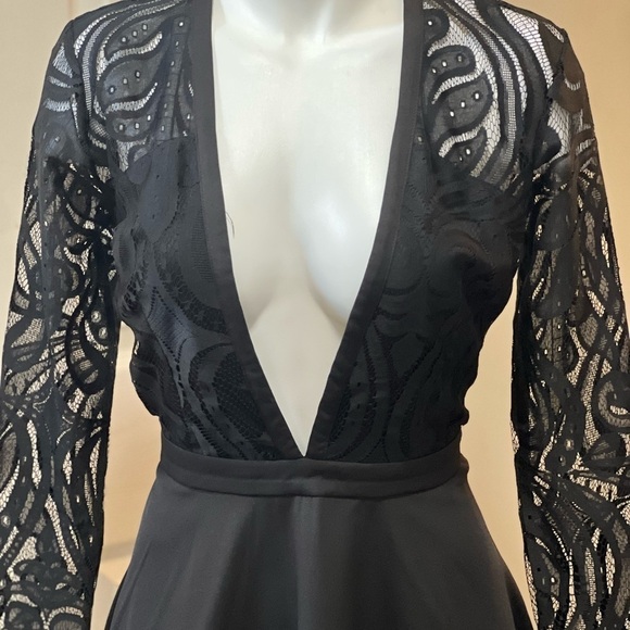 Tobi Black Plunging Vneck Lace Sleeves & Sheer Lace Back Mini Dress Size Medium - Picture 4 of 11